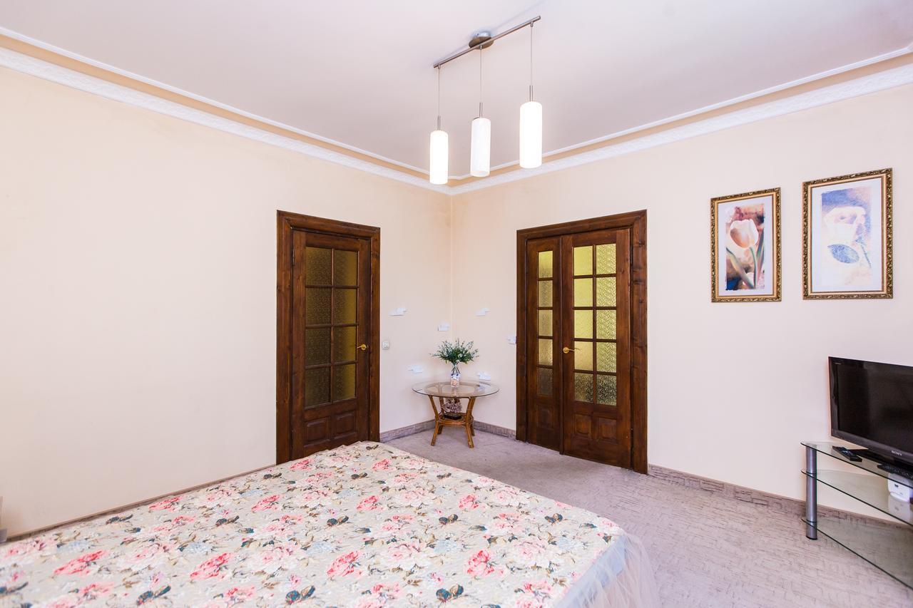 Luxury Two-Bedroom Apartment In Lviv Exterior photo